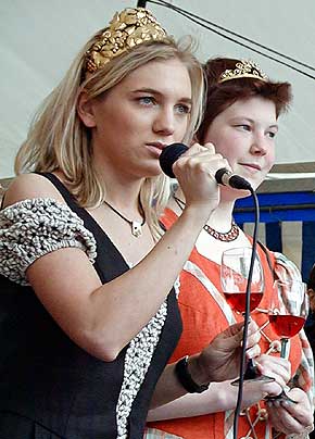 Weinknigin und Weinprinzessin von Rdesheim 1999, Foto 59,  1999, WHO
