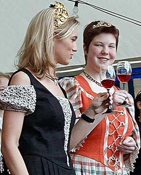 Weinknigin und Weinprinzessin von Rdesheim 1999, Foto 61,  1999, WHO